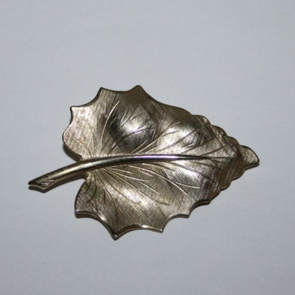 🍂 Vintage Gold Leaf Brooch · 2"